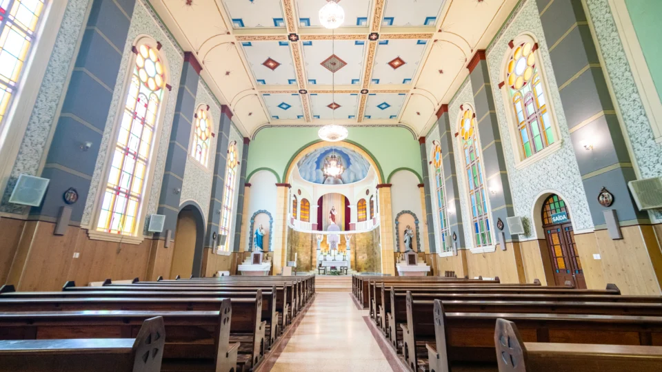 Capela do complexo chama atenção pela pintura de Cristo Rei no teto.