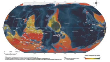 IBGE lança mais um mapa múndi com Brasil no centro e mantém orientação norte-sul invertida