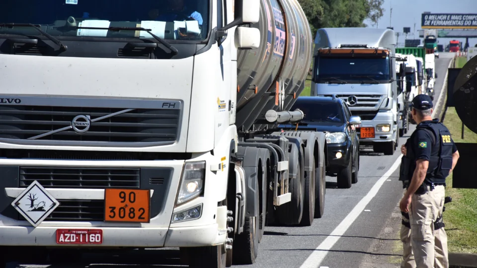 Contratos firmados entre as transportadoras e as empresas precisam ter cláusulas que protejam as partes em períodos de instabilidades econômica.