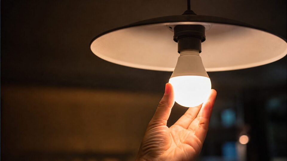 Conta de luz vai além do consumo: o que o brasileiro realmente paga na tarifa de energia
