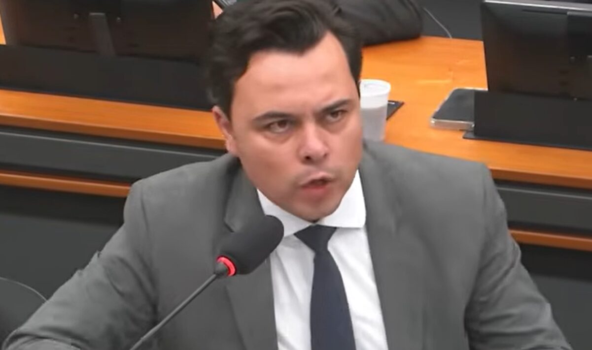 O deputado federal Marcel van Hattem durante sessão plenária na Câmara dos Deputados em Brasília.