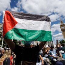 Apoiadores do Palestine Action durante protesto em Londres em 2025: na gramática progressista, importa apenas que os palestinos têm o jeitão estético de serem os oprimidos, e por isso eles terão sempre razão. Imagem referente a matéria