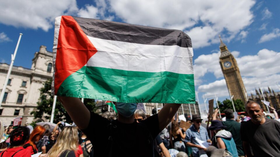 Justiça do Reino Unido condena ativistas pró-Palestina por ataque violento a empresa israelense