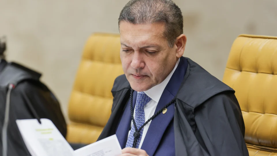 Relator, Nunes Marques criticou insistência de sindicato e posicionamentos de Toffoli e Dino.