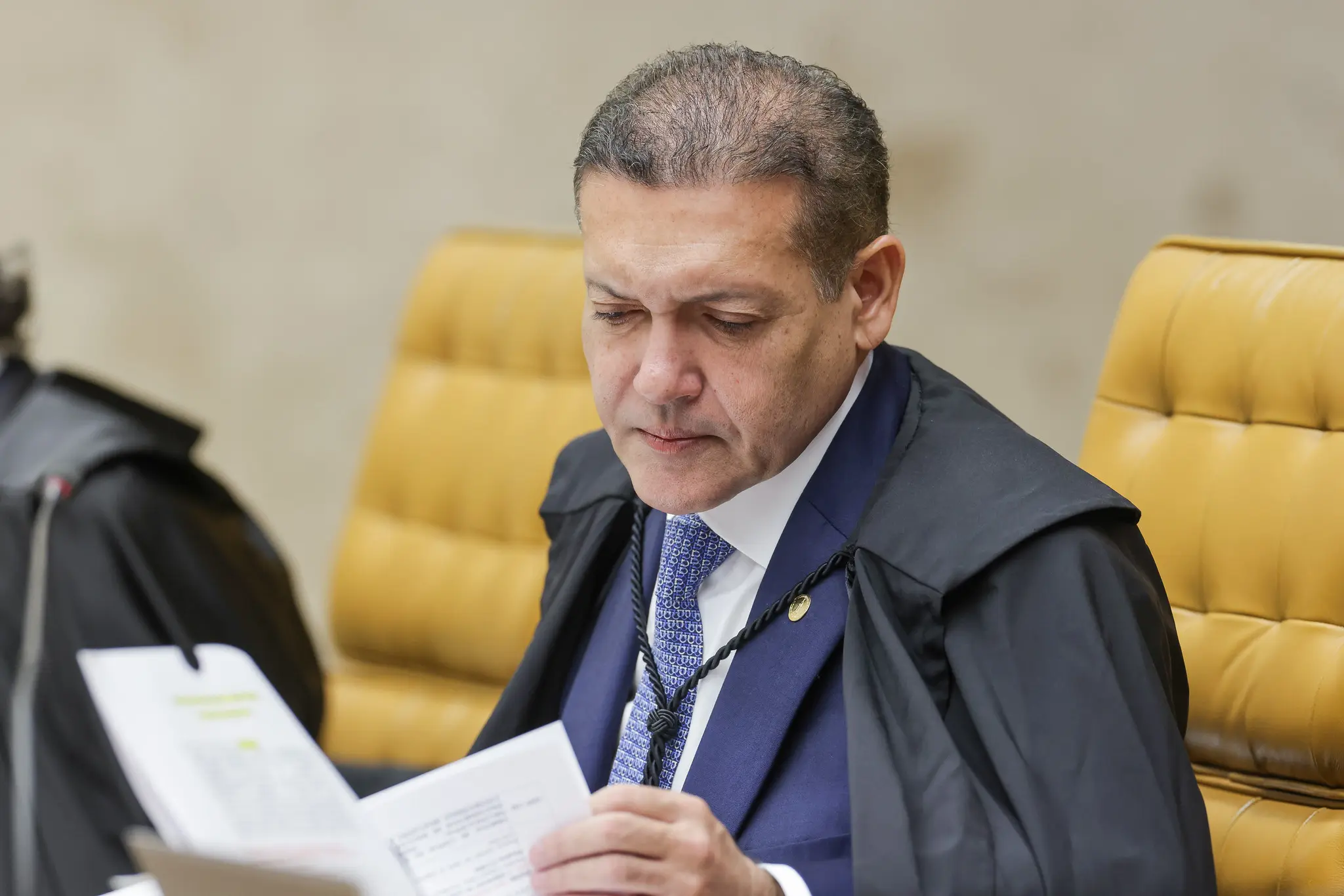 Relator, Nunes Marques criticou insistência de sindicato e posicionamentos de Toffoli e Dino. 