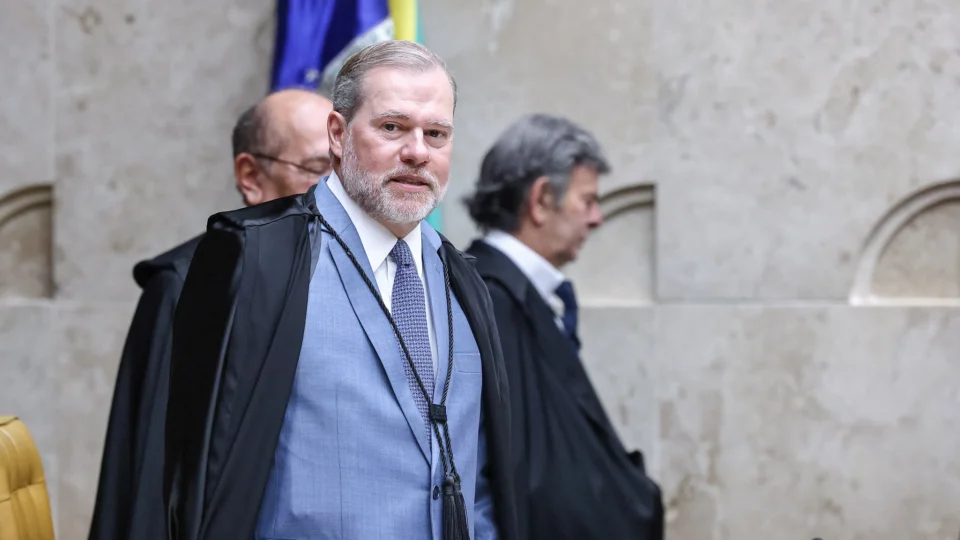 Ministro contrariou voto de Nunes Marques, que rejeitou recurso e criticou insistência de sindicato.