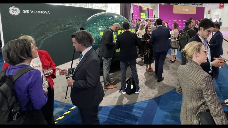 Participantes testam experiências imersivas durante a CERAWeek, evento global que reúne líderes dos setores de energia, tecnologia e inovação nos Estados Unidos.