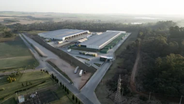 Hub logístico da Master Cargas em Ponta Grossa abriga a maior câmara fria dos Campos Gerais, ampliando a capacidade de armazenagem de produtos congelados na região.