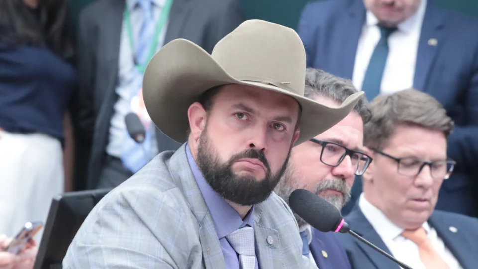 Oposição reage à suspensão de deputados e fala em “perseguição política” na Câmara. Zé Trovão e Marcos Pollon (foto) foram alvo da decisão.
