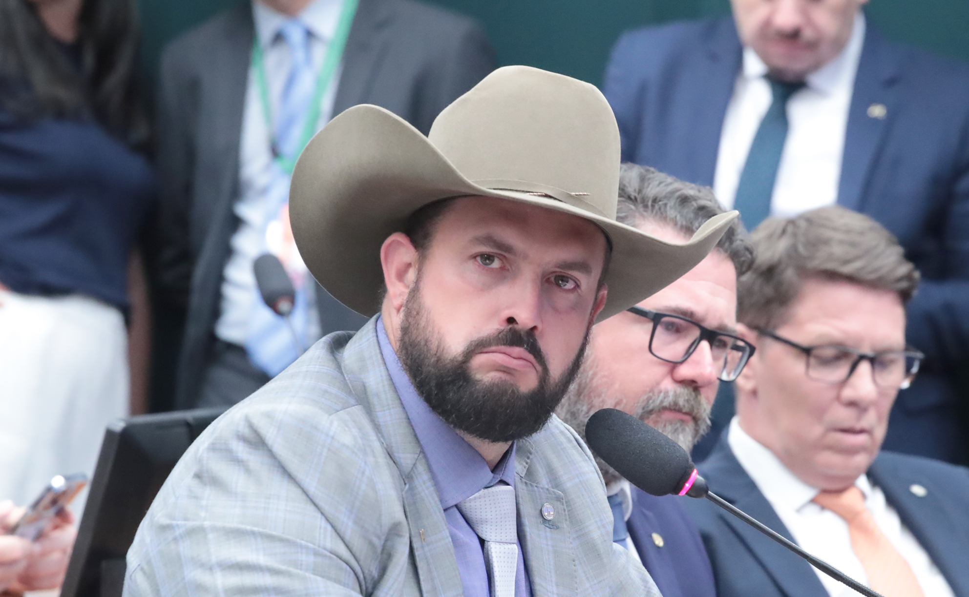 Oposição reage à suspensão de deputados
