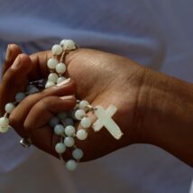 Fiel com um rosário Imagem referente a matéria