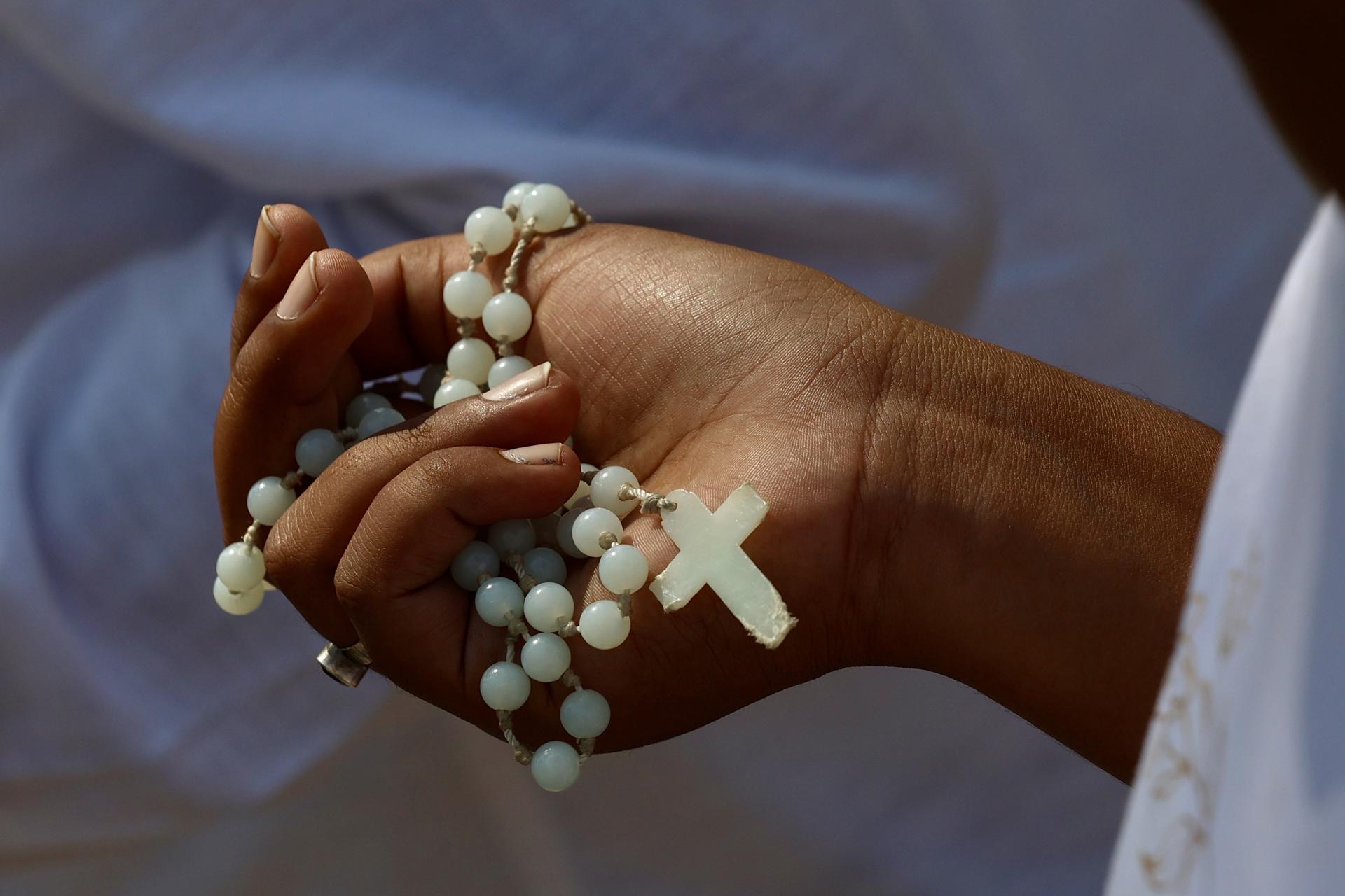 Fiel com um rosário: relatos de perseguição religiosa na África