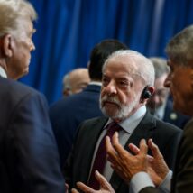 Os presidentes dos EUA, Donald Trump, e do Brasil, Luiz Inácio Lula da Silva, durante a Cúpula da Asean no Centro de Convenções de Kuala Lumpur, na Malásia, em 25 de outubro Imagem referente a matéria