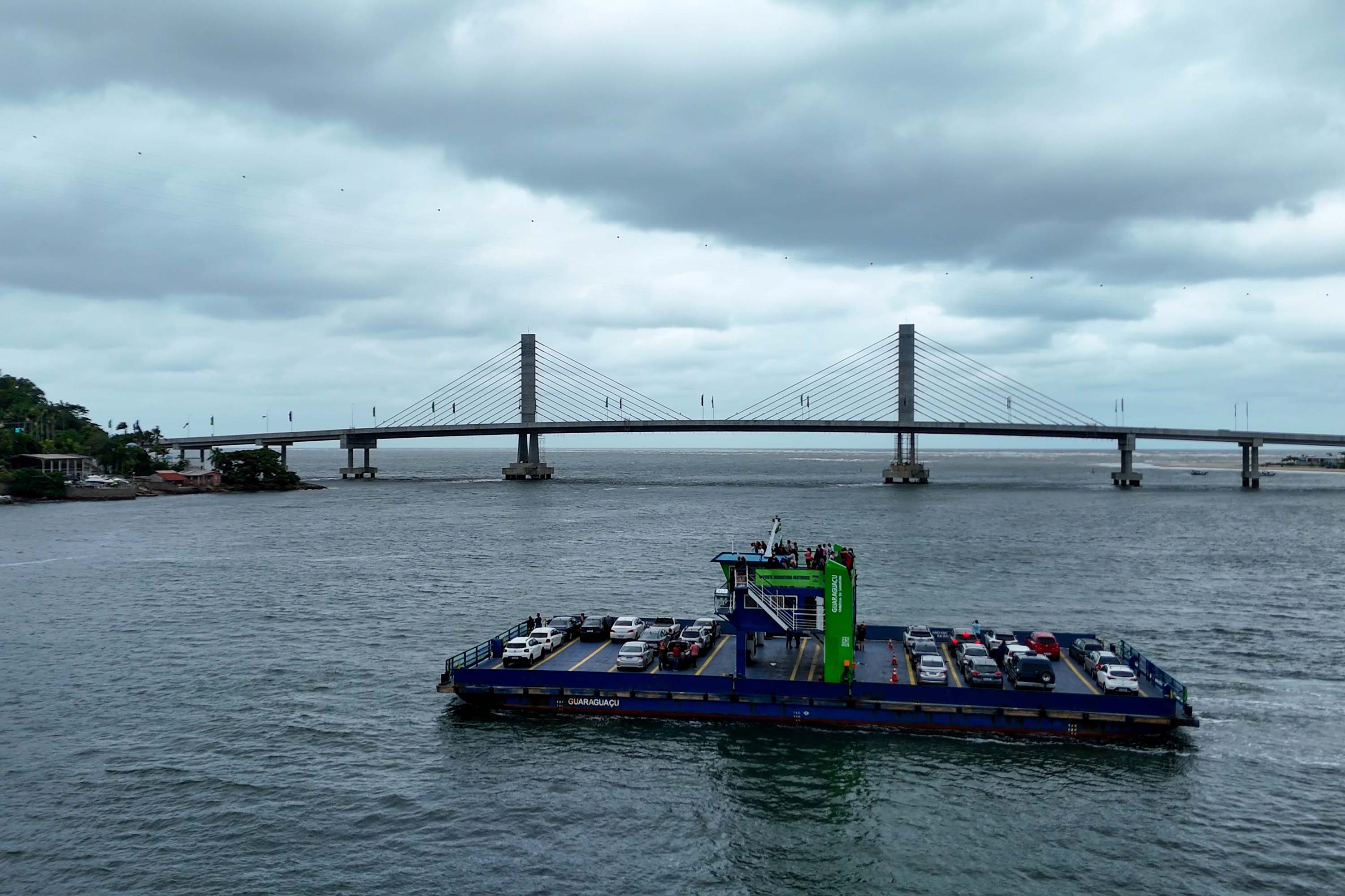 Terceira maior ponte sobre o mar do país entra em operação e desativa ferry-boat histórico