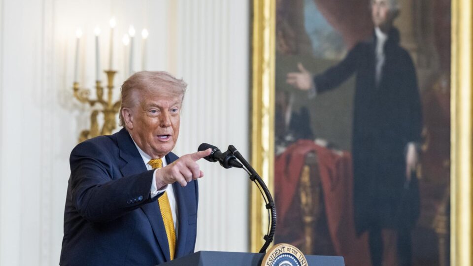 Trump assina nova estratégia nacional de combate a cartéis um dia antes de reunião com Lula