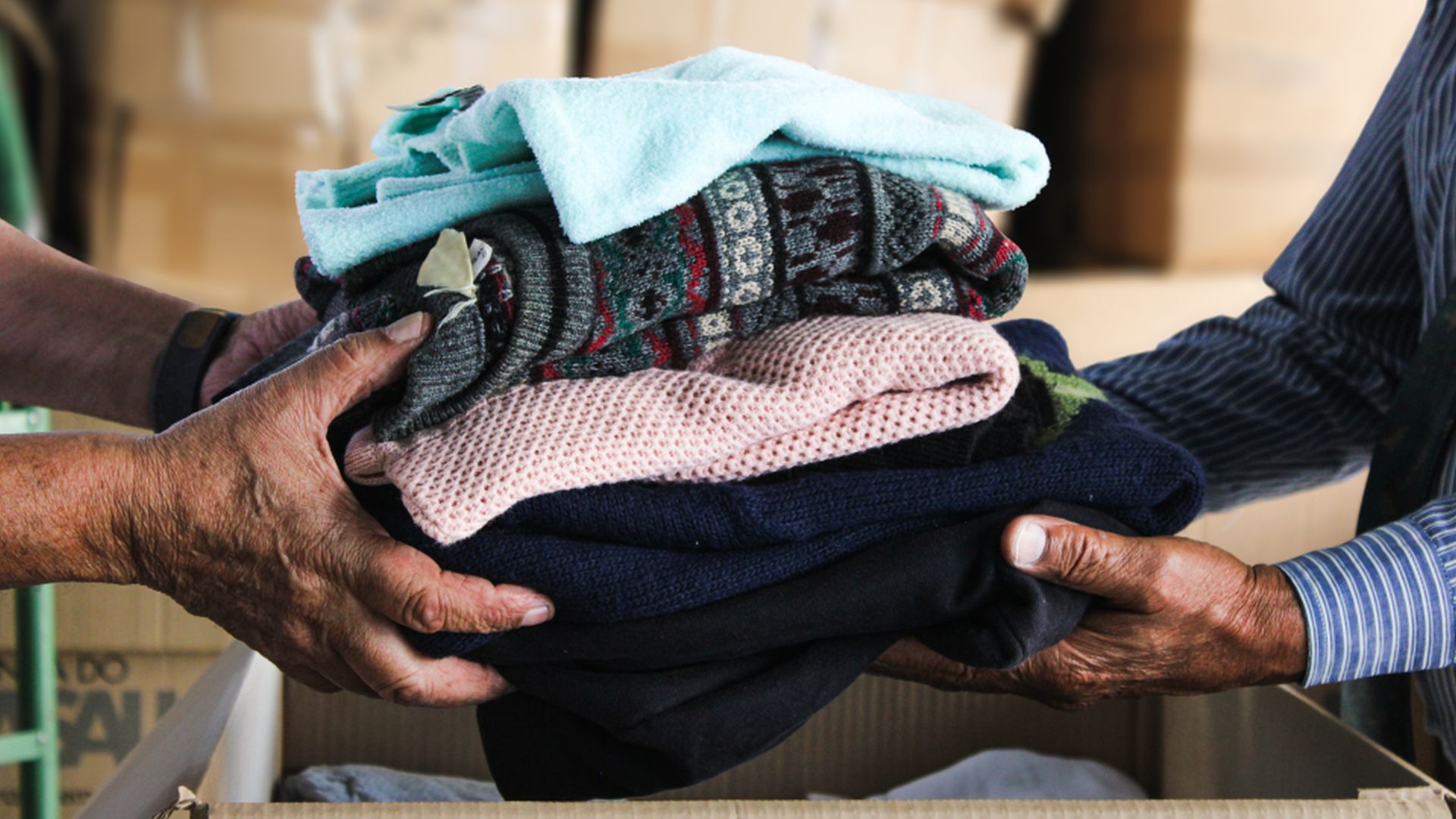 Doações de roupas e cobertores ajudam a aquecer pessoas em situação de vulnerabilidade durante o inverno em São Paulo.