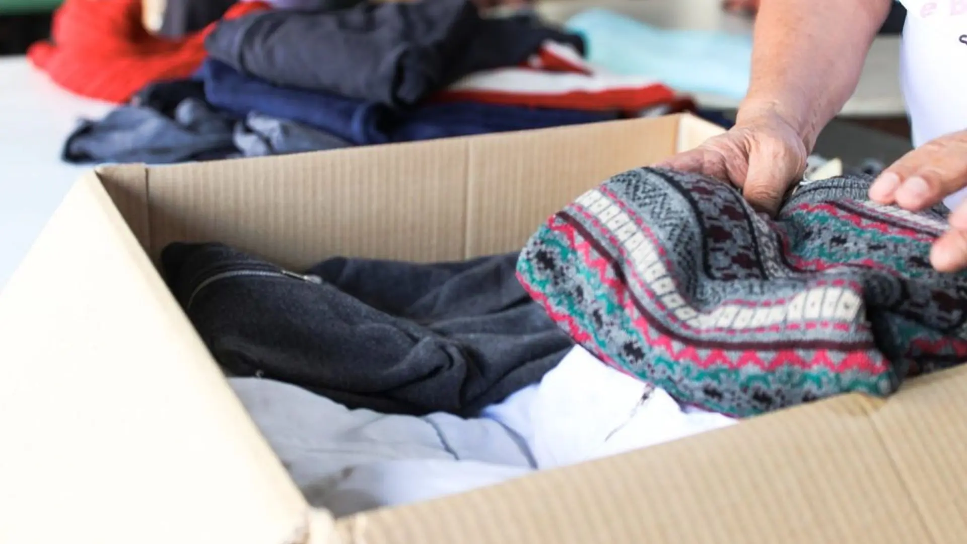 Campanha reforça a importância de doar roupas e agasalhos em boas condições para garantir proteção e dignidade durante o inverno.