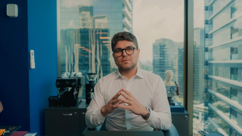 O empreendedor Tallis Gomes afirma que disciplina militar o ajudou a empreender e ter sucesso
