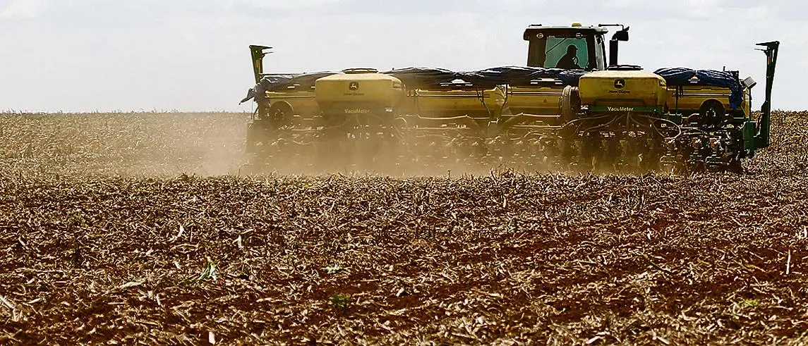 Semeadura em solo seco em 2015, em razão de El Niño: naquele ano, evento de forte intensidade levou a uma queda de 9,5% na produção nacional de grãos