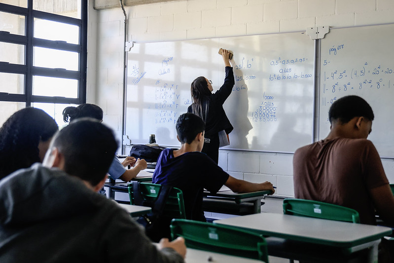 Melhora na frequência escolar, expansão da educação profissional e cruzamento de informações estão no cerne da política de educação no estado de São Paulo.