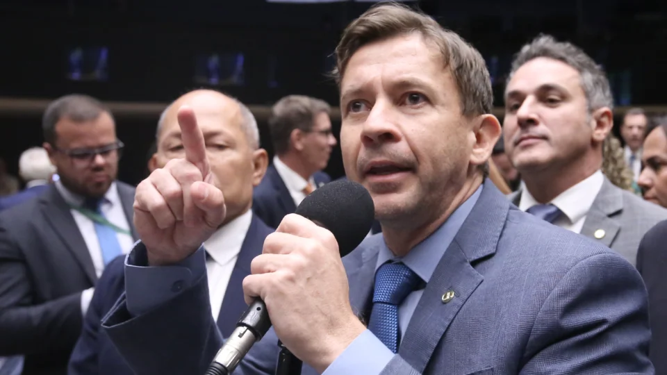 Eduardo Velloso apresentou contraponto ao objetivo da "emenda Master". Divulgação de garantia do FGC pode sofrer restrições.