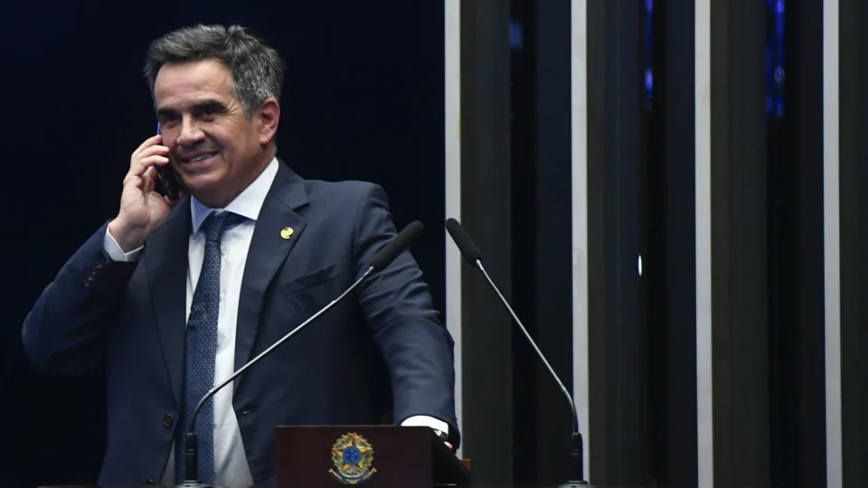 Decisão de André Mendonça detalha que "emenda Master" foi enviada a senador em envelope.