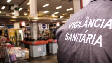 Agentes da vigilância sanitária durante inspeção