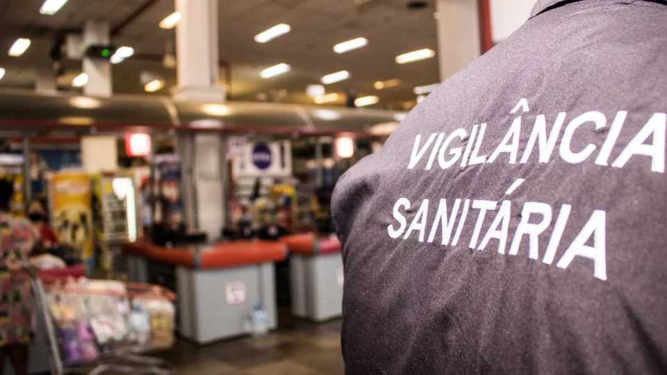 Agentes da vigilância sanitária durante inspeção