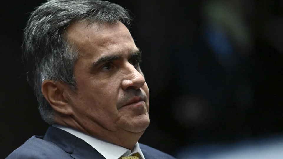 Decisão revela descobertas da PF sobre afagos a Ciro Nogueira em troca de projetos favoráveis ao Master.