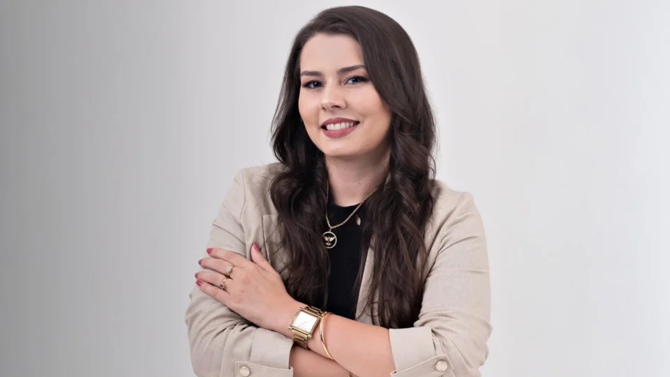 Raquel Dantas, advogada, destaca a importância da análise estratégica dos ajustes atuariais no planejamento dos participantes.