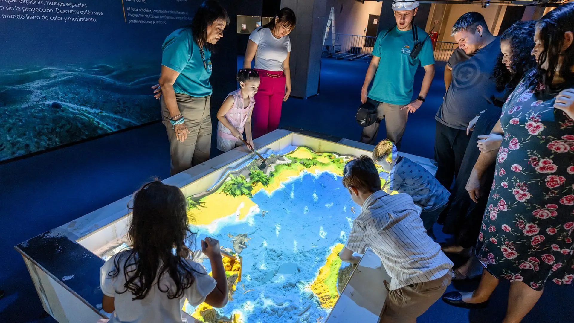 Famílias interagem com instalação sensorial do AquaFoz, que combina tecnologia, educação ambiental e atividades imersivas durante a programação especial de Dia das Mães.
