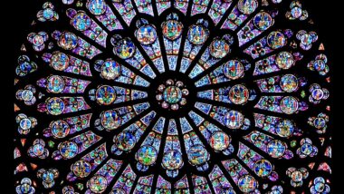 Vitrais do século XIX na Catedral de Notre-Dame de Paris