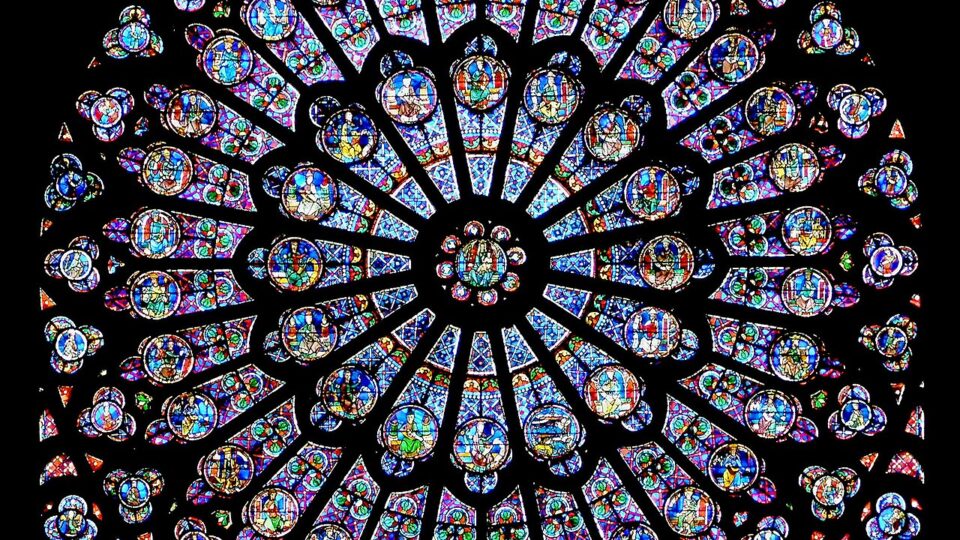 Por que os vitrais da Catedral de Notre-Dame causam tanta polêmica na França e envolvem até o presidente Macron