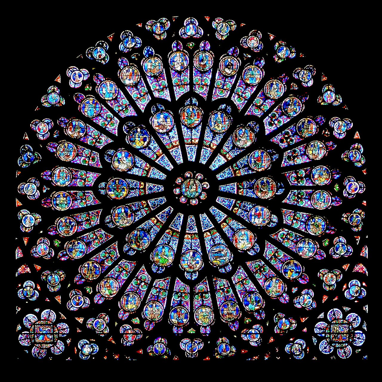 Vitrais do século XIX na Catedral de Notre-Dame de Paris