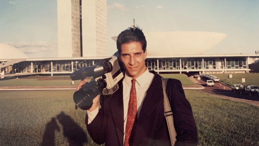 O colunista em 1993, diante do Congresso Nacional, em Brasília.