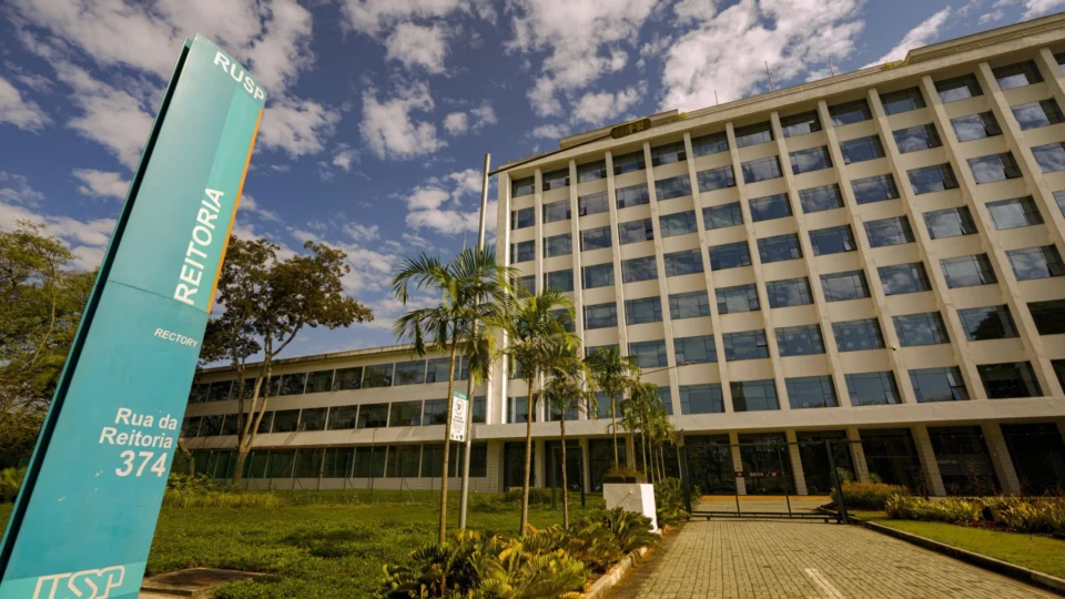 Alunos da USP invadem reitoria e PM é acionada