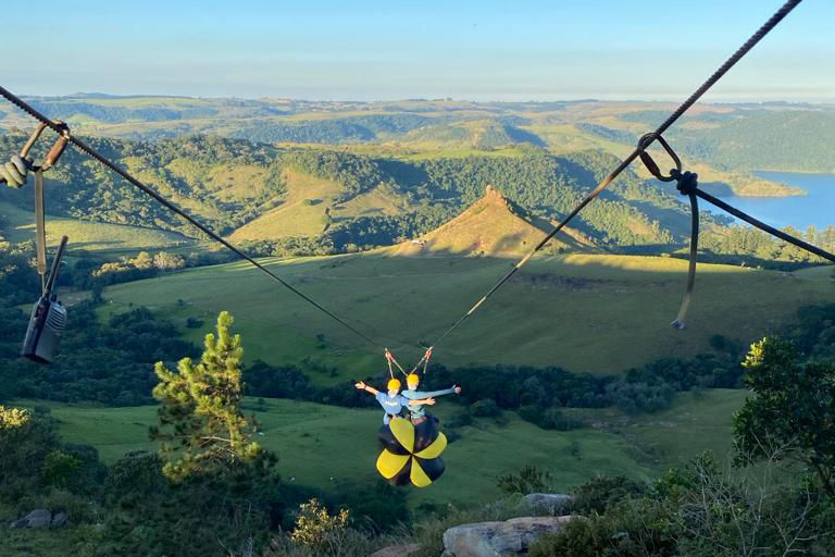 Descida da maior tirolesa do Paraná oferece vista sobre a Represa de Chavantes.
