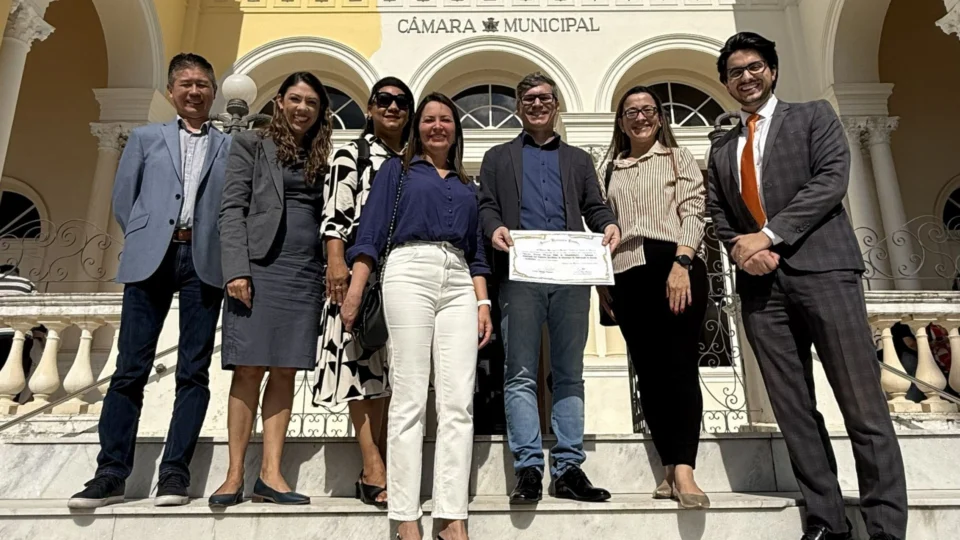 Da esquerda pra direita estão, Rui Suzuki, associado da empresa Central Server e diretor suplente da Subseção Curitiba; a vereadora, Indiara Barbosa; Karyn Amoedo, relações Governamentais e Institucionais do Icities; Daniella Wodonis, Executiva da Assespro-PR; Adriano Krzyuy, Diretor Presidente da Assespro-PR; Rosangela Caetano, Administrativo da Assespro-PR; e o vereador, Rodrigo Marcial