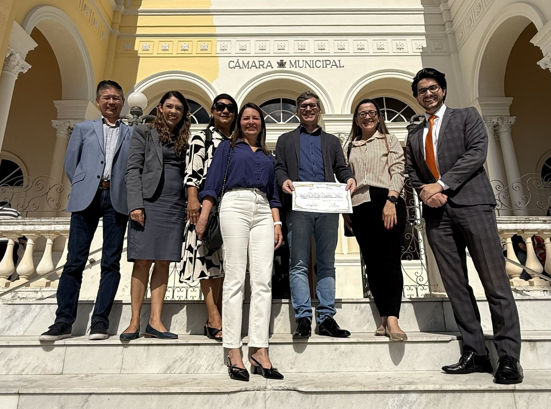 Da esquerda pra direita estão, Rui Suzuki, associado da empresa Central Server e diretor suplente da Subseção Curitiba; a vereadora, Indiara Barbosa; Karyn Amoedo, relações Governamentais e Institucionais do Icities; Daniella Wodonis, Executiva da Assespro-PR; Adriano Krzyuy, Diretor Presidente da Assespro-PR; Rosangela Caetano, Administrativo da Assespro-PR; e o vereador, Rodrigo Marcial
