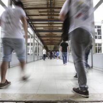 Alunos em corredores de universidade