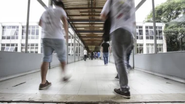 Alunos em corredores de universidade