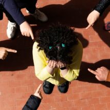 Muitas vezes, o sofrimento de quem é alvo de bullying não aparece imediatamente em palavras. Imagem referente a matéria