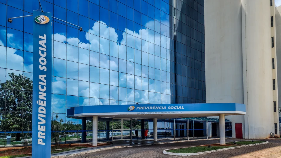 Ministro considerou avanços nas medidas de segurança para suspender acórdão parcialmente.