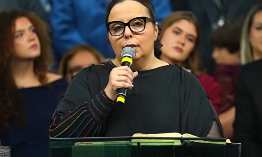 Pastora Helena Raquel durante sua fala no Congresso Internacional de Missões dos Gideões Missionários da Última Hora 2026.