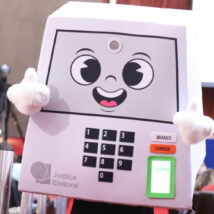 A mascote “Pilili”, inspirada na urna eletrônica, foi lançada pelo TSE para ser a “porta-voz da Justiça Eleitoral” nas Eleições 2026. Imagem referente a matéria