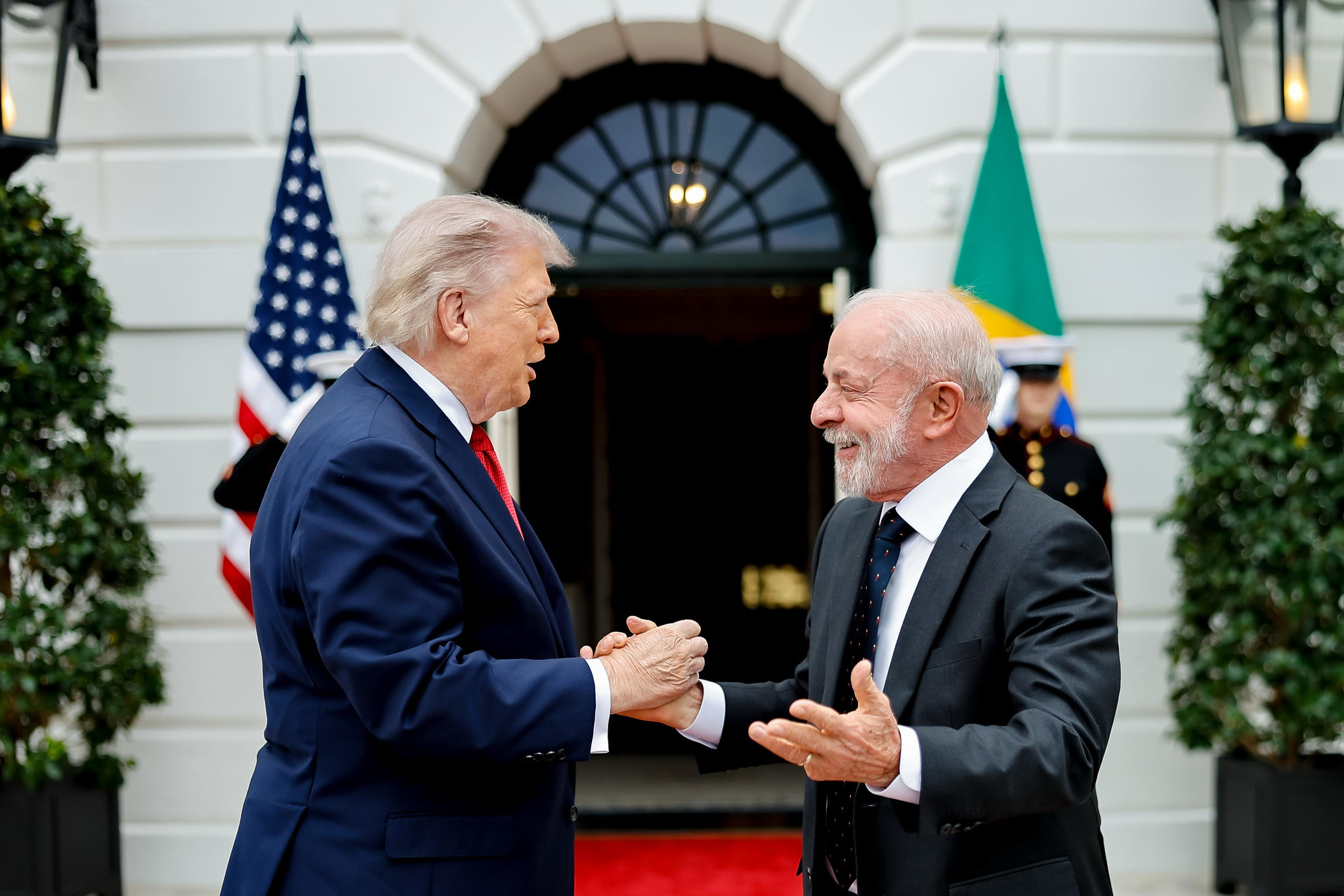 Lula diz que buscou “respeito” em encontro com Trump sobre tarifas americanas, pois “ninguém respeita lambe-botas”.