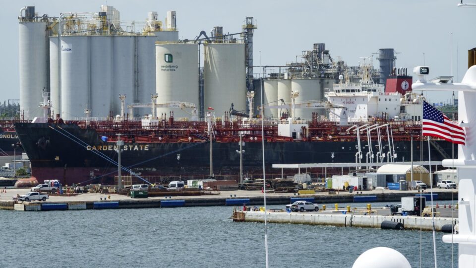 Com Ormuz sob bloqueio, EUA batem recorde de exportação de petróleo