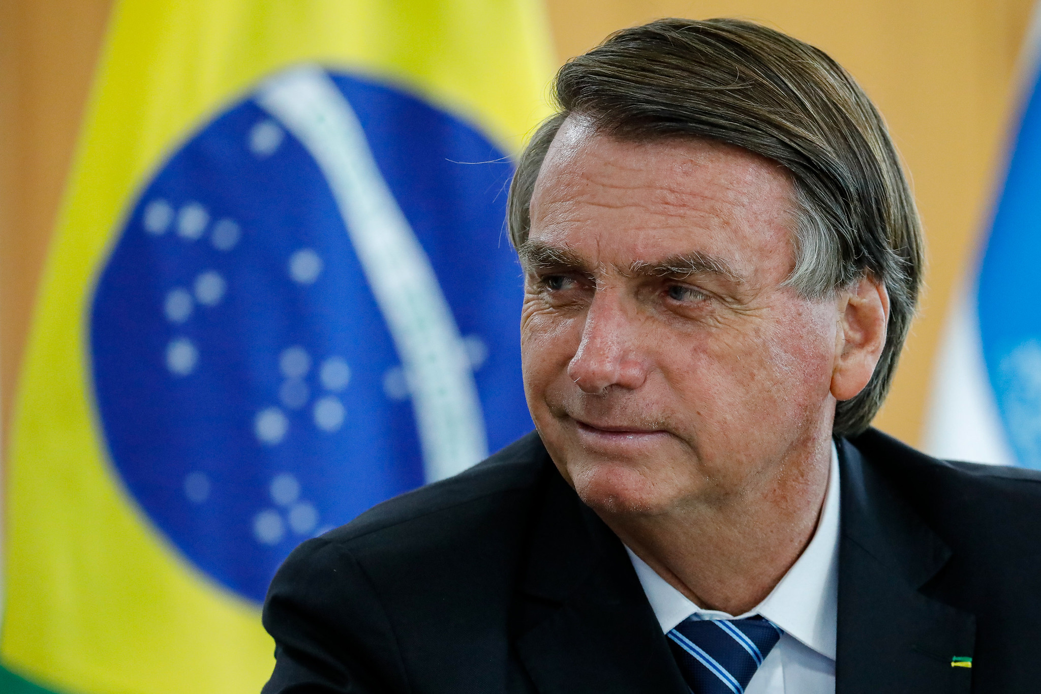 Defesa de Bolsonaro aponta “erro judiciário” na condenação e apresenta pedido de revisão criminal ao presidente do STF.