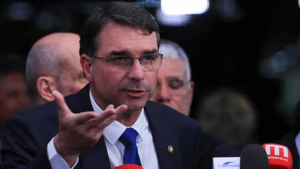 Flávio Bolsonaro diz que será presidente de fato em eventual governo, não o pai