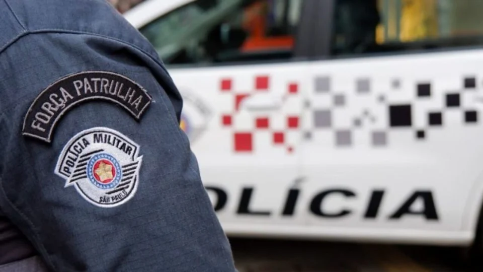 PM apreendeu drogas, facas, canivetes, bastões e porretes no local onde estavam os invasores da USP